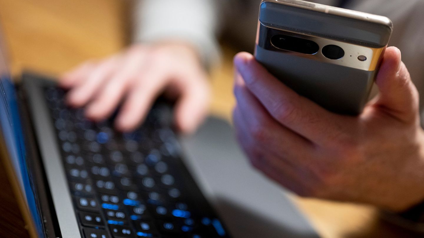 Schnell und bequem: Viele Menschen erledigen Bankgeschäfte per Online-Banking. (Symbolbild) Foto: Monika Skolimowska/dpa