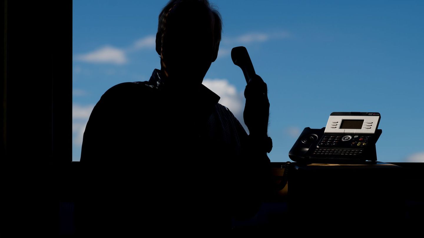 Die Polizei warnt vor Callcenter-Betrug. (Symbolbild) Foto: Julian Stratenschulte/dpa