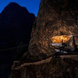 Steinzeit ein Mönch steht in einer beleuchteten Höhle