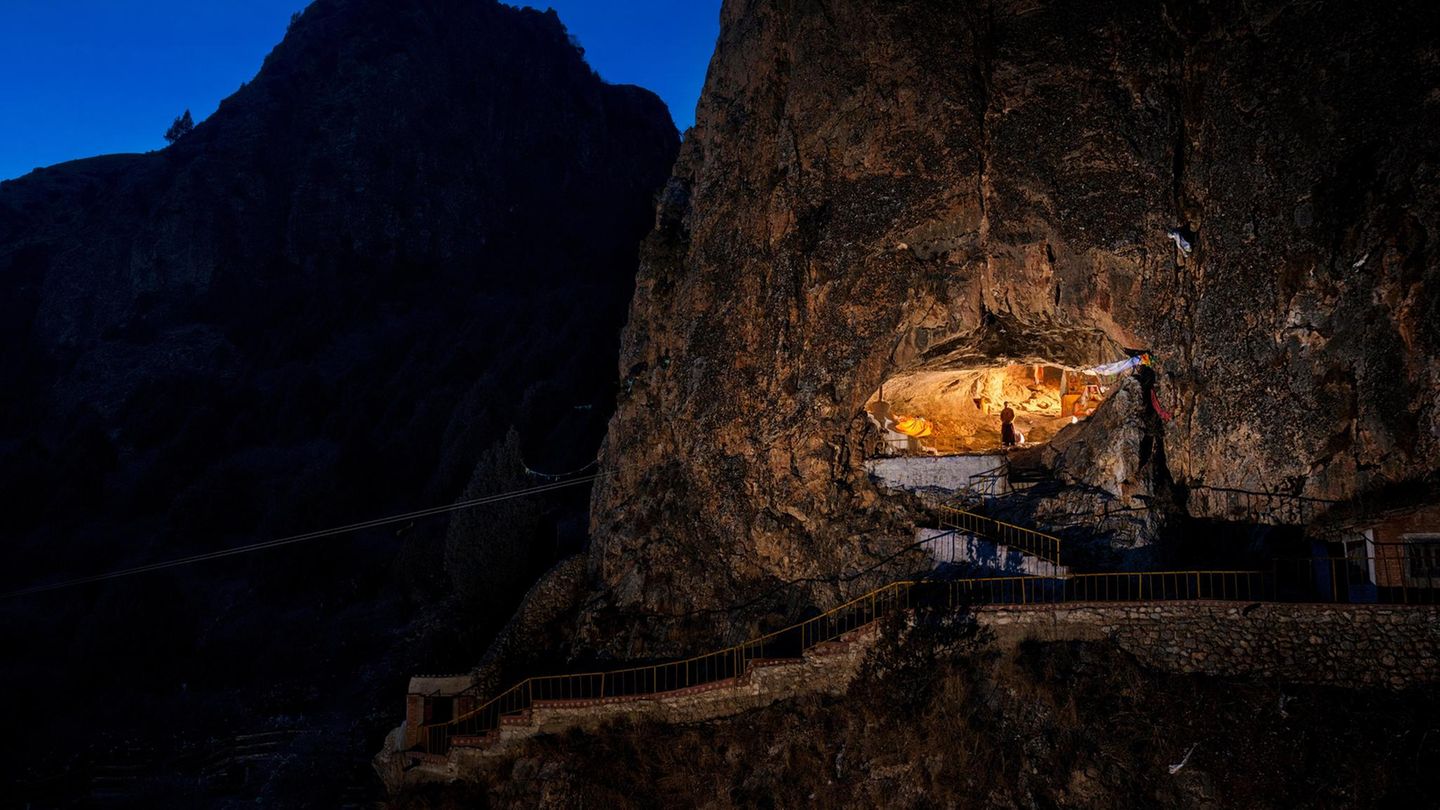 Steinzeit ein Mönch steht in einer beleuchteten Höhle