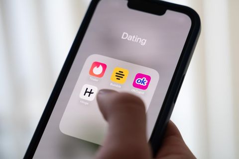 Ein Smartphone-Bildschirm zeigt mehrere Dating-Apps wie Tinder, Bumble oder Hinge