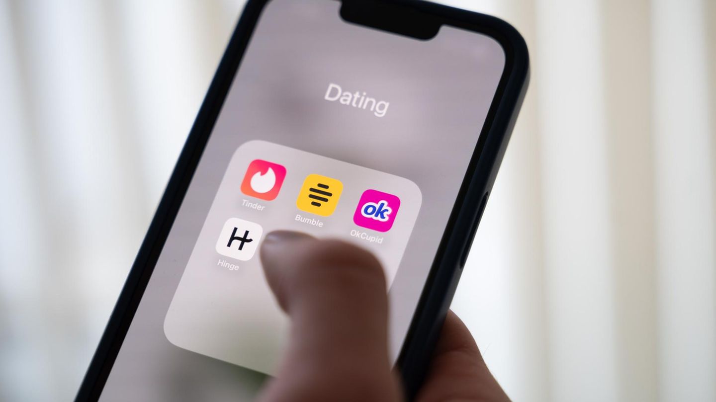 Ein Smartphone-Bildschirm zeigt mehrere Dating-Apps wie Tinder, Bumble oder Hinge