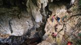 Steinzeit Kinder spielen am Rande einer Höhle
