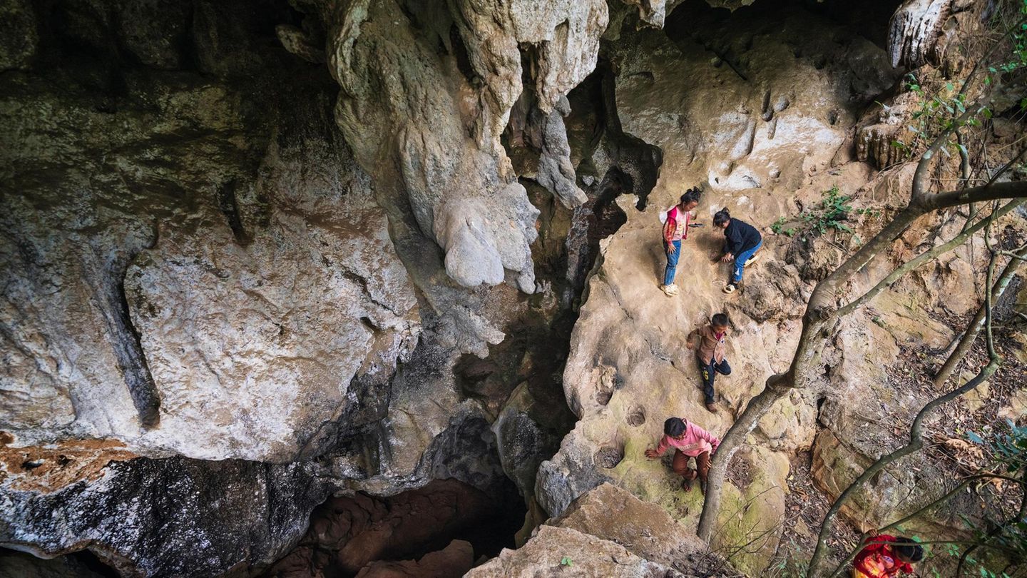 Steinzeit Kinder spielen am Rande einer Höhle