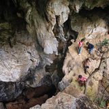 Steinzeit Kinder spielen am Rande einer Höhle