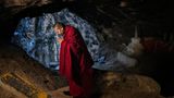 Steinzeit Mönch betet in Höhle