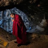Steinzeit Mönch betet in Höhle