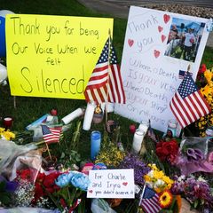 Blumen, US-Flaggen und Poster liegen neben Blumen zum Gedenken an Charlie Kirk