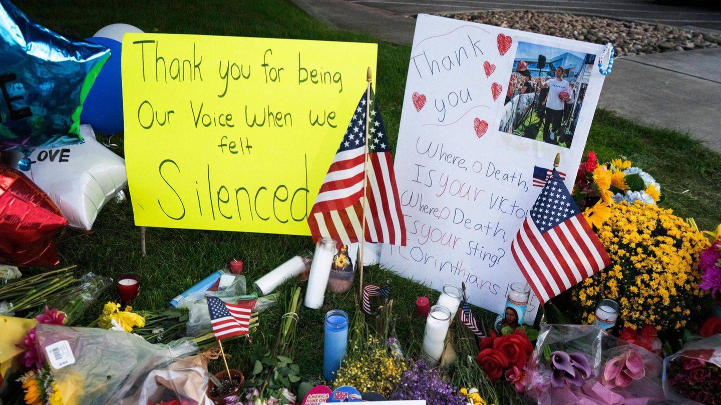 Blumen, US-Flaggen und Poster liegen neben Blumen zum Gedenken an Charlie Kirk