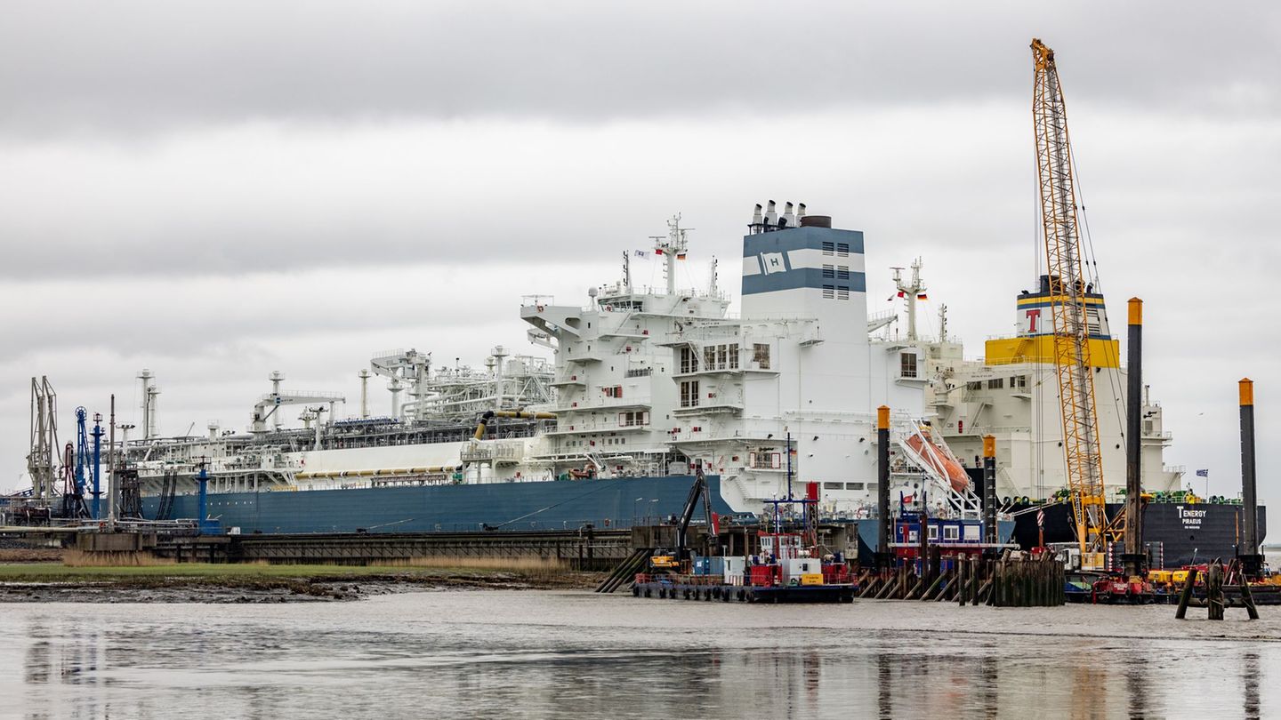 Das LNG-Spezialschiff "Hoegh Gannet" kommt für Umbauten zwei Monate lang in eine dänische Werft. Foto: Axel Heimken/dpa