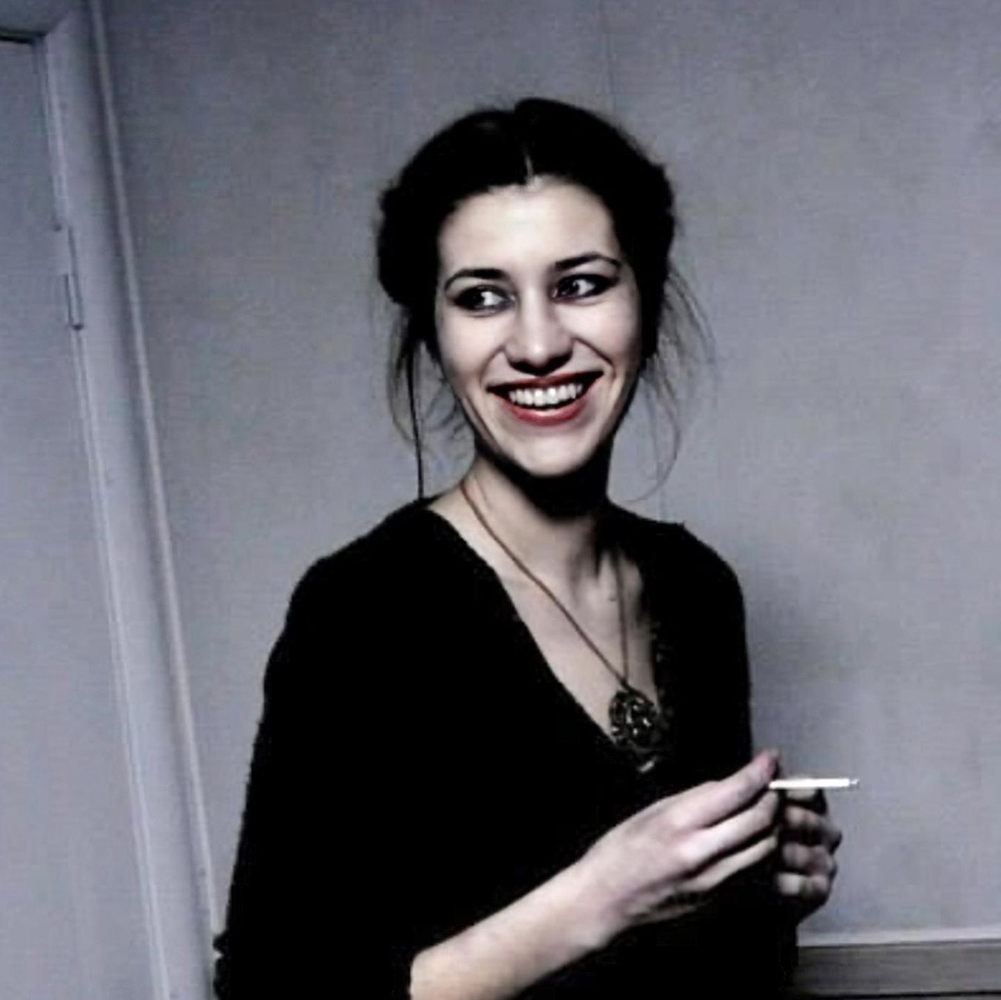 Galina Koljadsinskaja, lachend mit einer Zigarette in der Hand