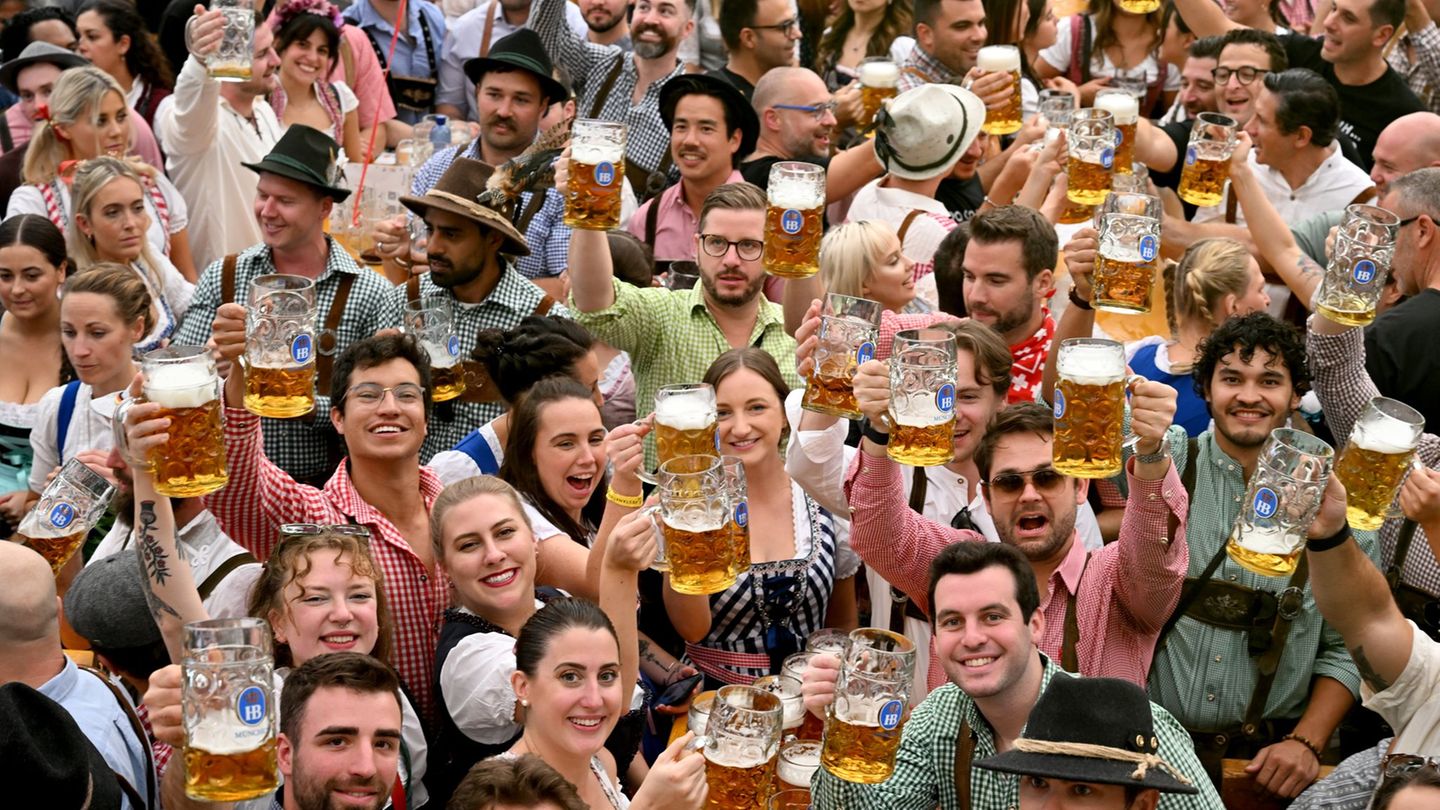 Das Münchner Oktoberfest 2024 - in Berlin soll es demnächst eine alkoholfreie Variante geben. (Archivbild) Foto: Felix Hörhager/