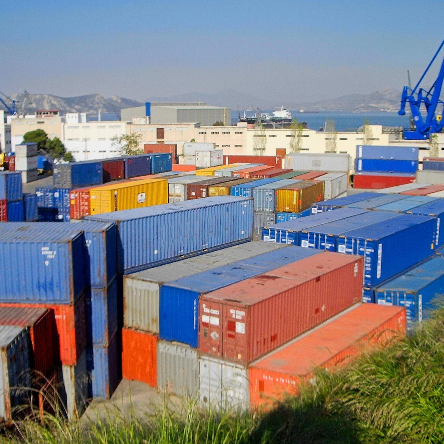 Der Hafen von Piräus ist einer der größten der EU, hier kommen auch große Warenmengen aus China an