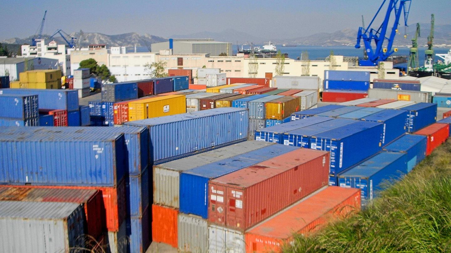 Der Hafen von Piräus ist einer der größten der EU, hier kommen auch große Warenmengen aus China an