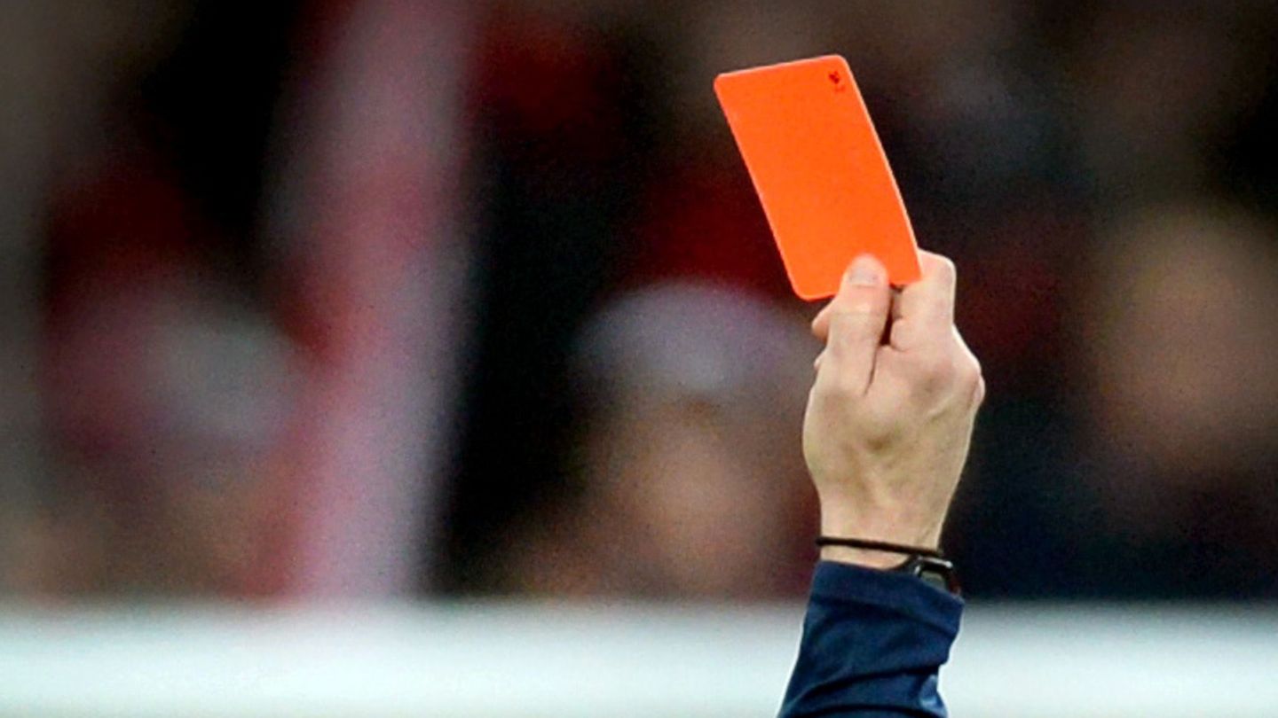 Im bayerischen Amateurfußball liegen die Zahlen zu Gewalt- und Diskriminierungsfällen auf einem konstanten Niveau. (Symbolbild)