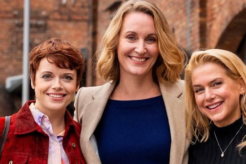 "Die Heiland - Wir sind Anwalt": Große Harmonie am Set (v.l.) Sina Reiß (Rolle: Assistentin Tilly Vogel), Christina Athenstädt