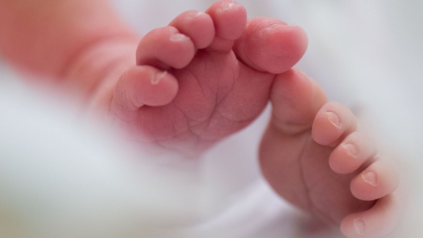 Im ersten Halbjahr wurden in Bayern weniger Kinder geboren. (Illustration) Foto: Arno Burgi/dpa-Zentralbild/dpa