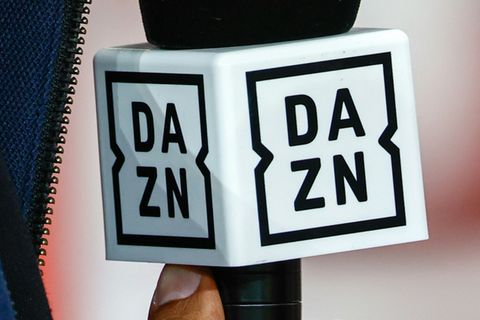 Mikrofon mit Logo von DAZN