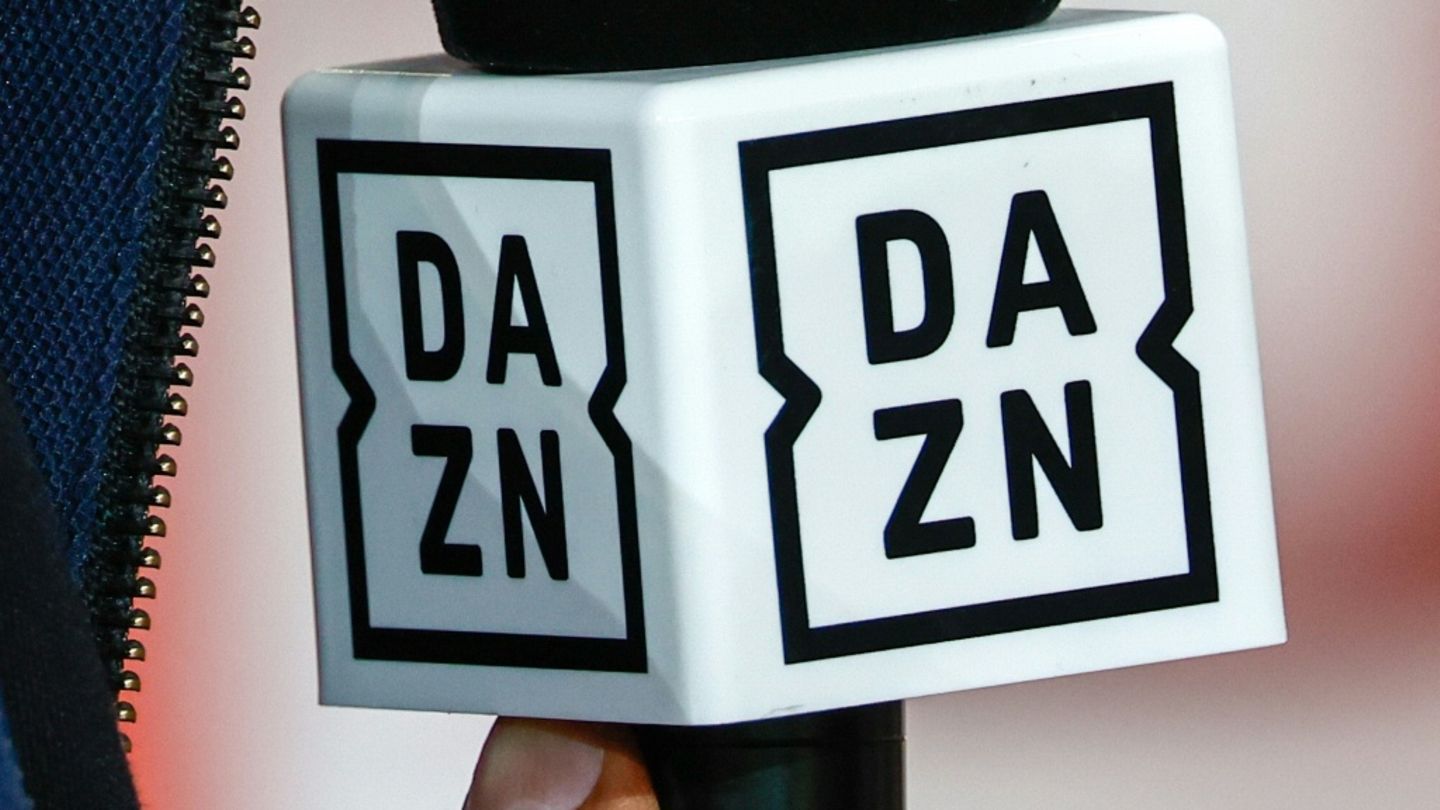 Mikrofon mit Logo von DAZN