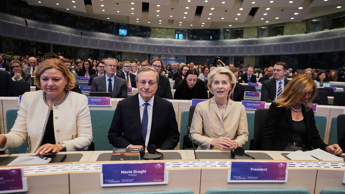 Mario Draghi (M.l.) und Ursula von der Leyen (M.r.) in Brüssel. Vor fast genau einem Jahr hat der frühere EZB-Chef seinen Berich