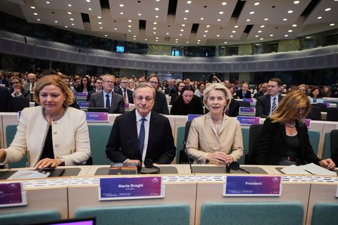 Mario Draghi (M.l.) und Ursula von der Leyen (M.r.) in Brüssel. Vor fast genau einem Jahr hat der frühere EZB-Chef seinen Berich