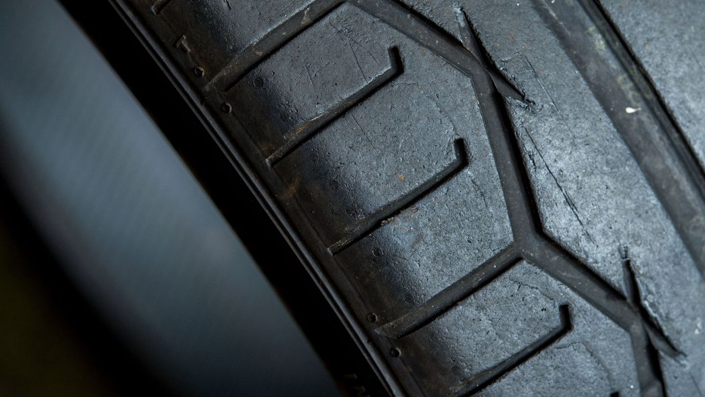 Nachts haben Unbekannte in Bremen die Reifen von mehr als 80 Fahrzeugen zerstochen. (Symbolbild) Foto: Hauke-Christian Dittrich/