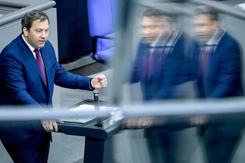Finanzminister Klingbeil verteidigte seinen Etat im Bundestag. Foto: Britta Pedersen/dpa