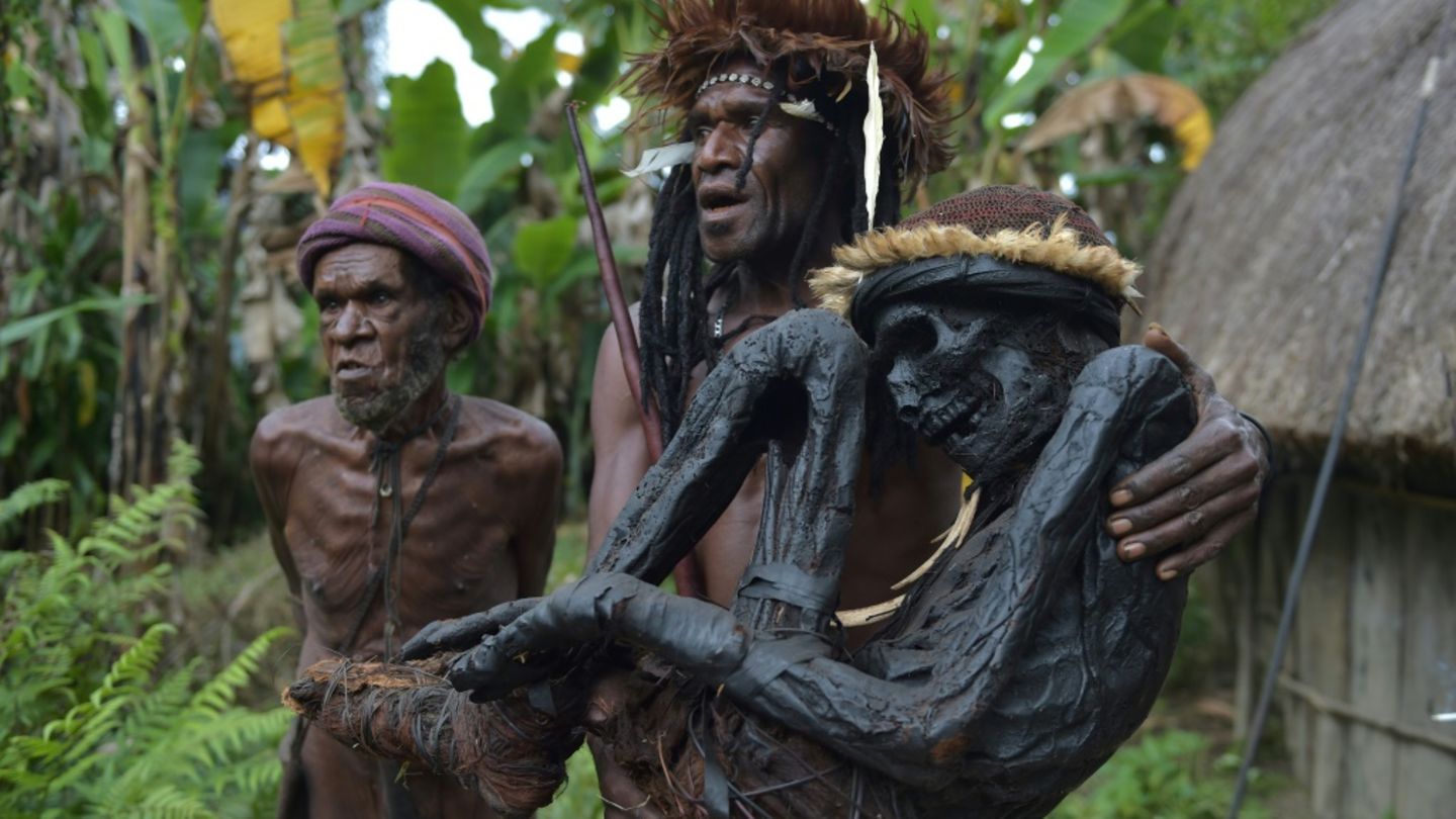 Einwohner Indonesiens mit mumifizierter Leiche