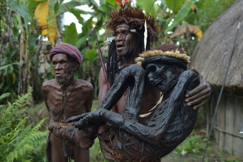Einwohner Indonesiens mit mumifizierter Leiche