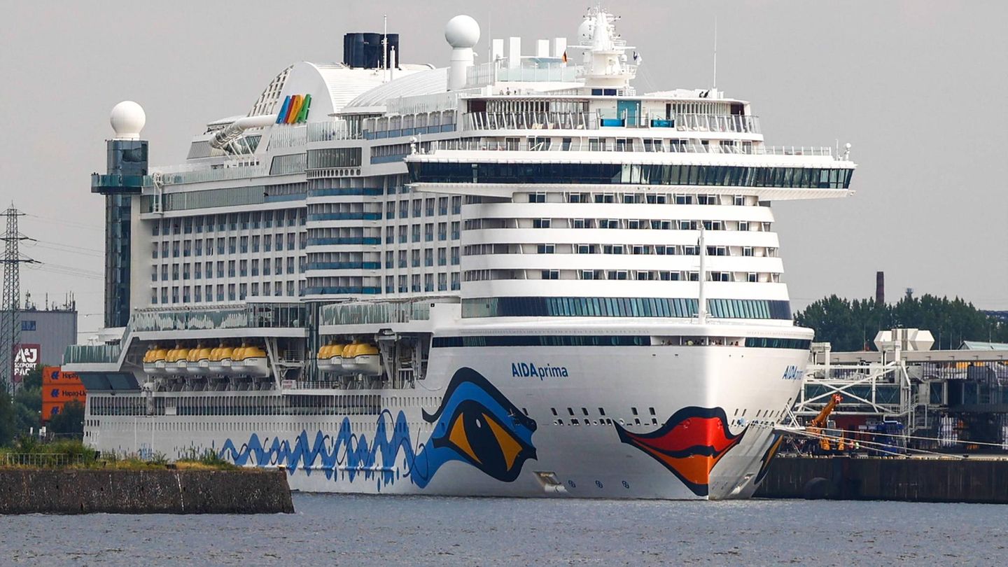 Die Aida Prima in Hamburger Hafen