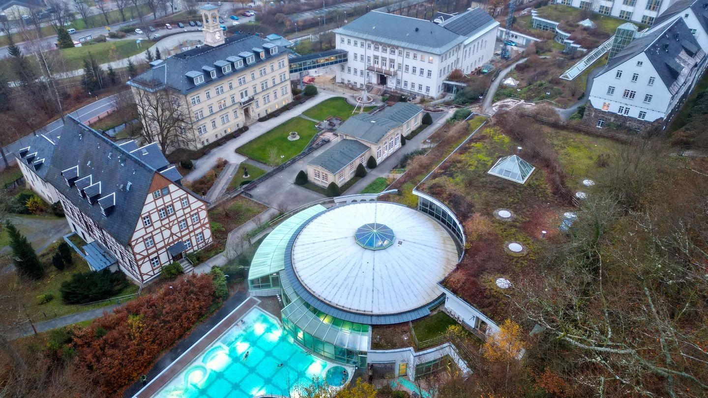 Das Kurhaus in Thermalbad Wiesenbad wird nach einer langen Sanierung wieder offen. (Archivbild) Foto: Hendrik Schmidt/dpa