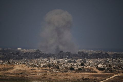 Rauch steigt auf nach einem israelischen Militärschlag im nördlichen Gazastreifen. Foto: Leo Correa/AP/dpa