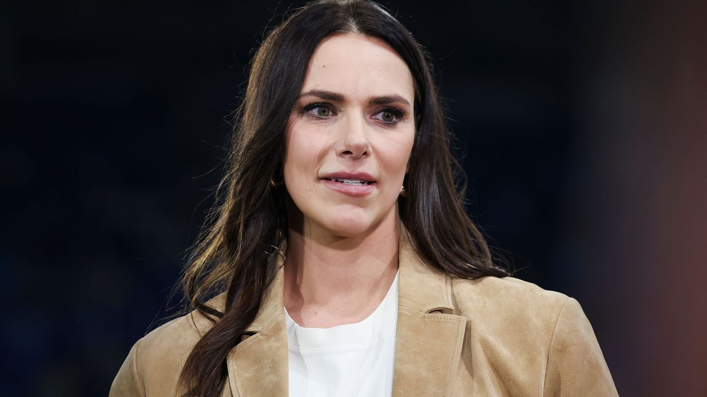 Esther Sedlaczek wird am 22. Oktober erstmals den bayerischen Medienpreis "Blauer Panther - TV- & Streaming-Award" moderieren. F
