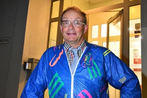Wigald Boning vor einem Gebäude mit einer bunten Jacke