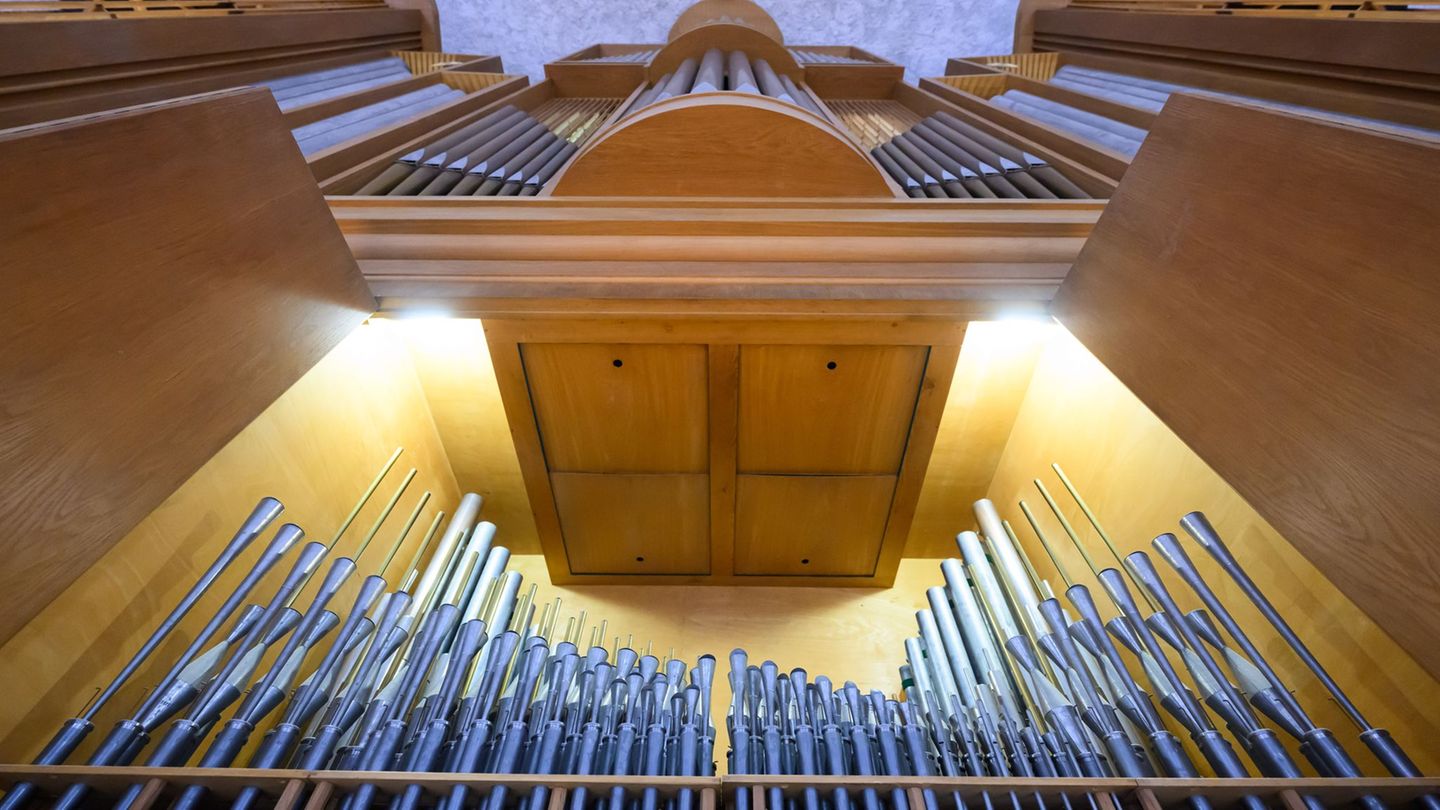 Die imposante Orgel in der Dresdner Kreuzkirche soll modernisiert werden. Foto: Robert Michael/dpa
