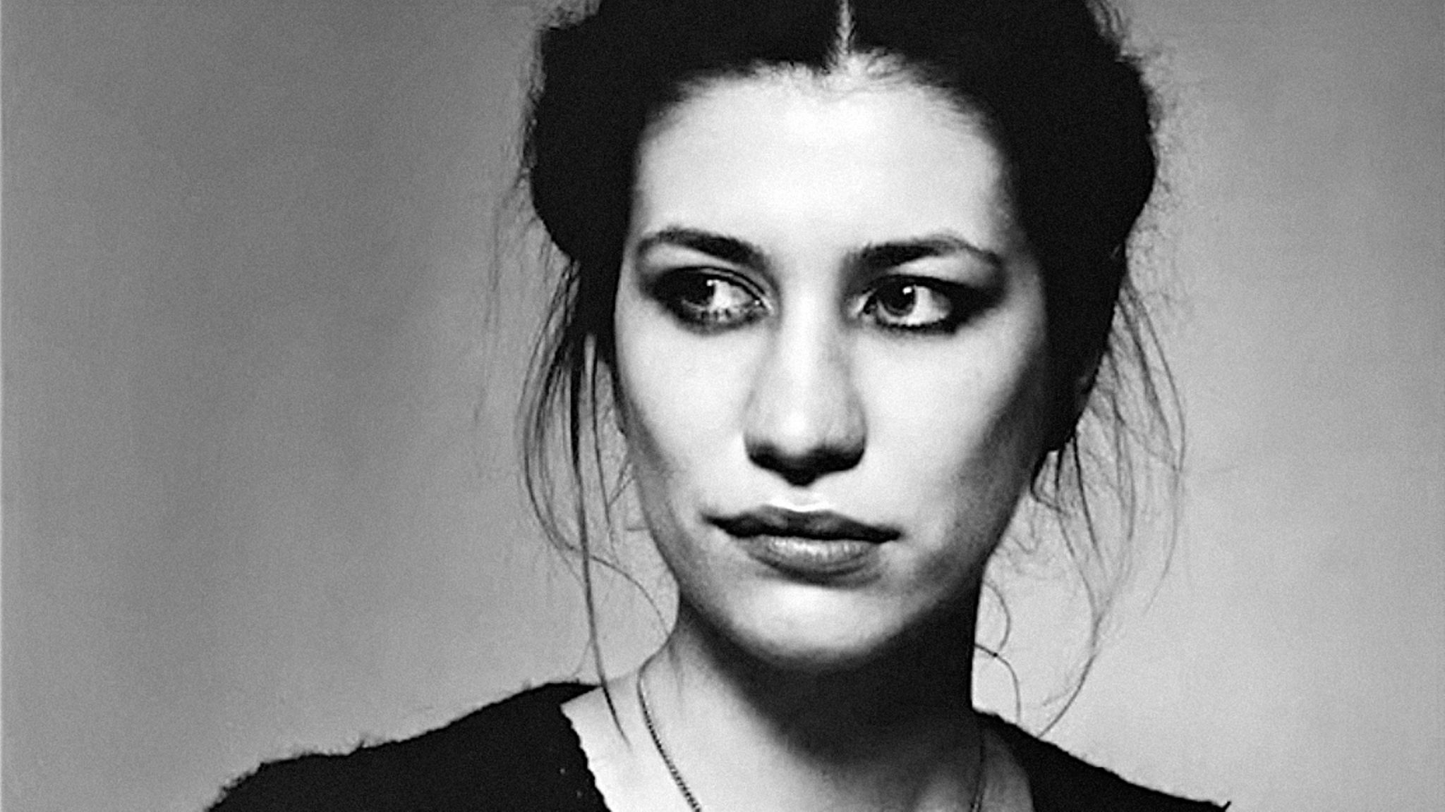 Schwarz-weiß-Porträt von Galina Koljadsinskaja
