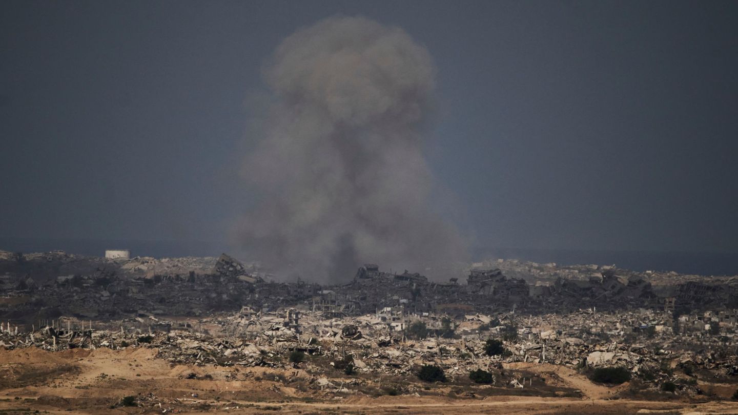 Das israelische Militär rückt auf die Stadt Gaza vor. Foto: Leo Correa/AP/dpa