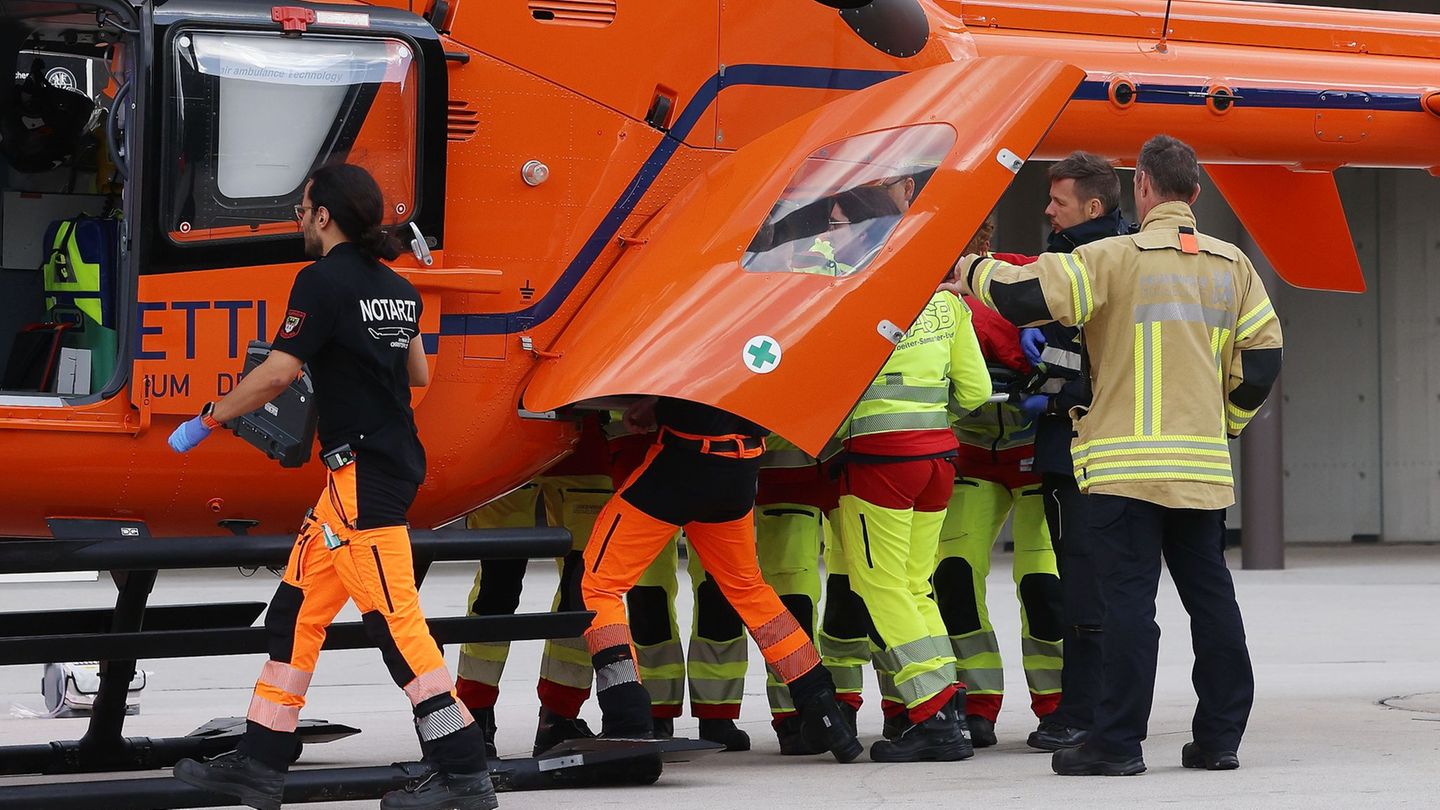 Einer der Schwerverletzten wurde per Rettungshubschrauber in eine Klinik geflogen. Foto: David Young/dpa