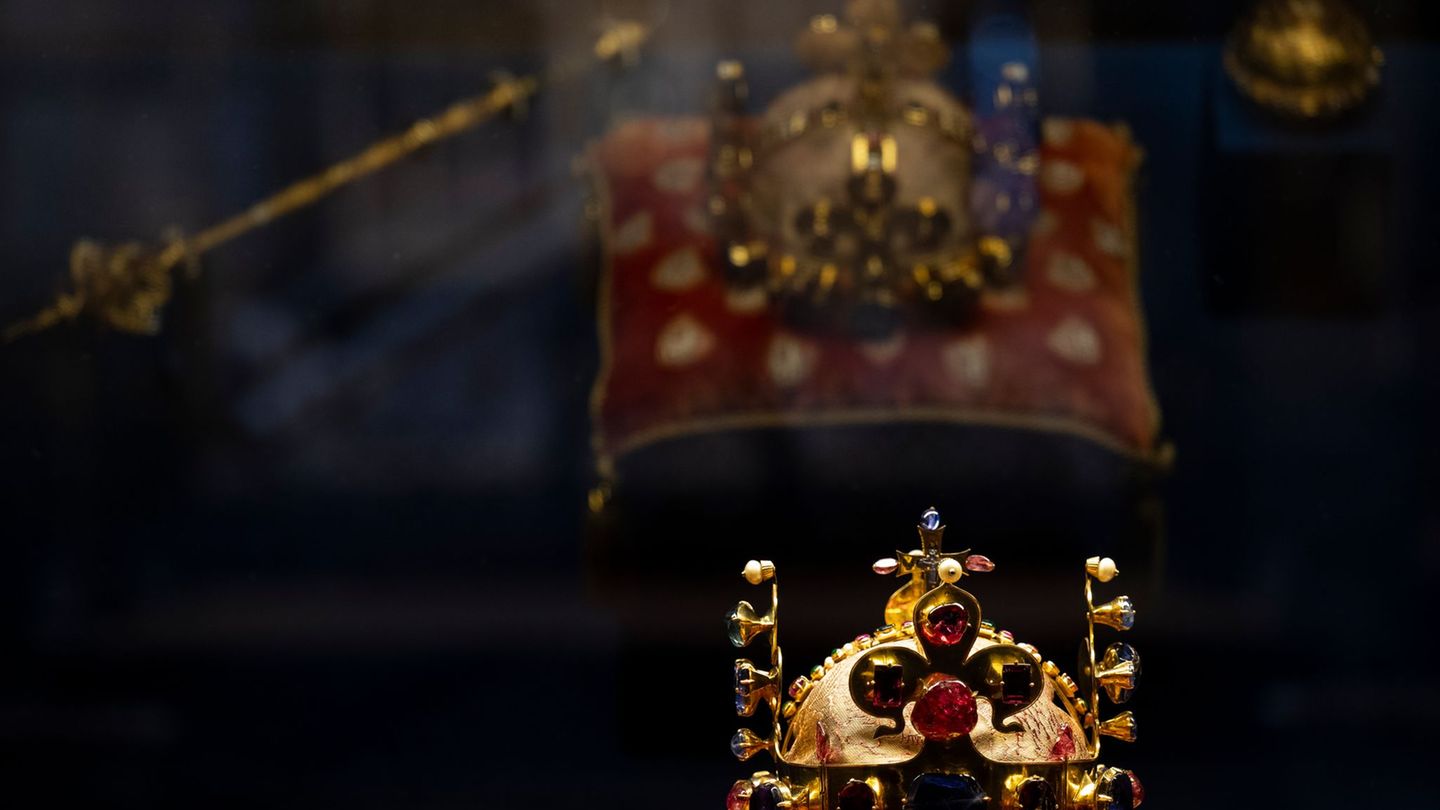 Die Kronjuwelen des einstigen Königreichs Böhmen werden auf der Prager Burg ausgestellt. (Archivbild) Foto: Deml Ondøej/CTK/dpa