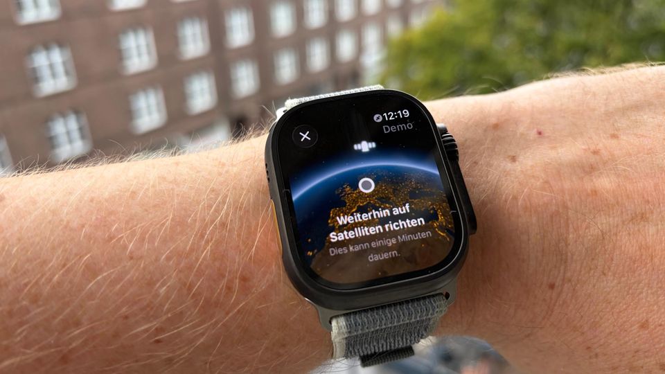 Eine Apple Watch Ultra 3 am Handgelenk zeigt die Satellitenverbindung