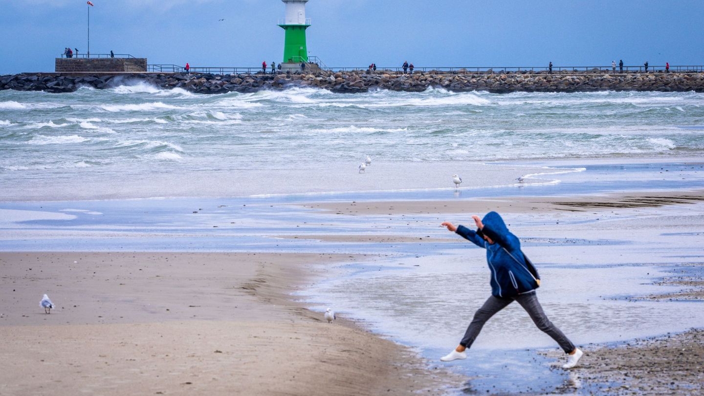 Vielerorts gab es am Ostseestrand am Dienstag wegen ablandigen Windes mehr Platz. Foto: Jens Büttner/dpa