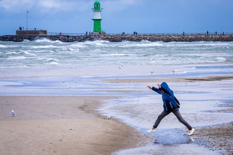 Vielerorts gab es am Ostseestrand am Dienstag wegen ablandigen Windes mehr Platz. Foto: Jens Büttner/dpa