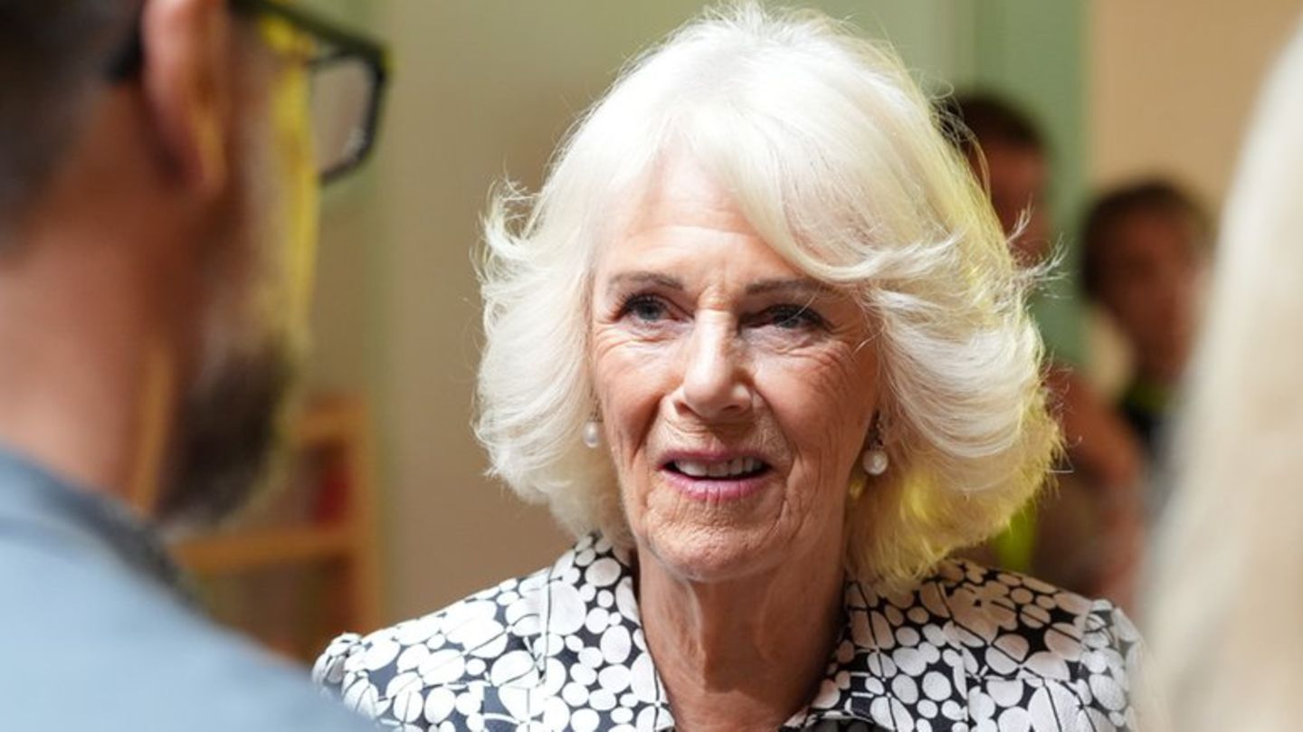 Königin Camilla ist erkrankt und muss sich zu Hause entholen.