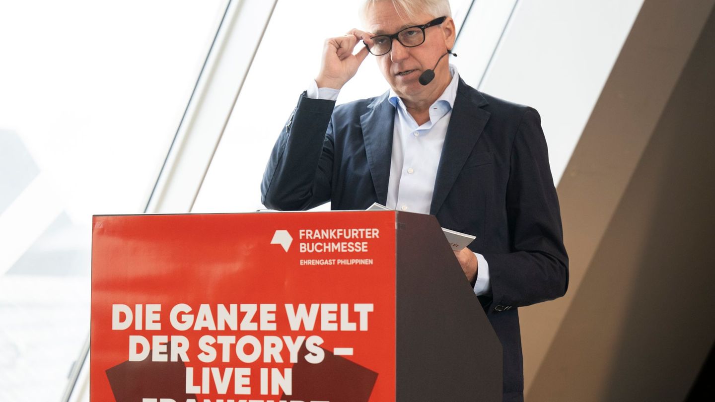 Buchmessen-Direktor Juergen Boos freut sich auf die 77. Ausgabe. Foto: Boris Roessler/dpa
