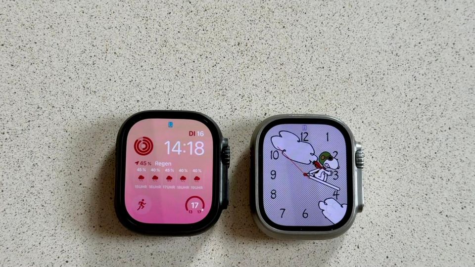 Apple Watch Ultra 3 und 2 liegen nebeneinander