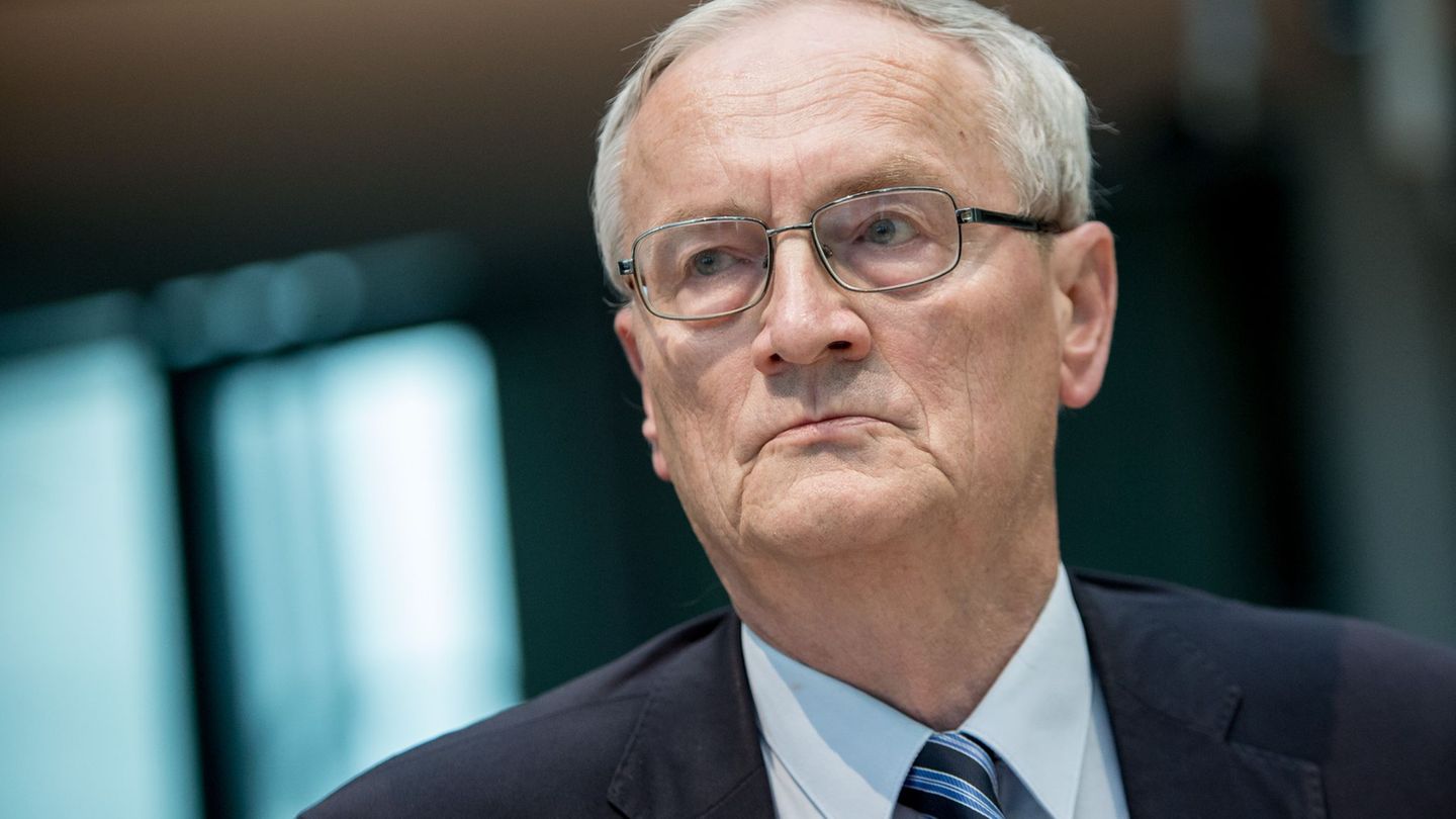Die Hamburger Staatsanwaltschaft ermittelt gegen den früheren BND-Chef August Hanning. (Archivbild) Foto: picture alliance / dpa
