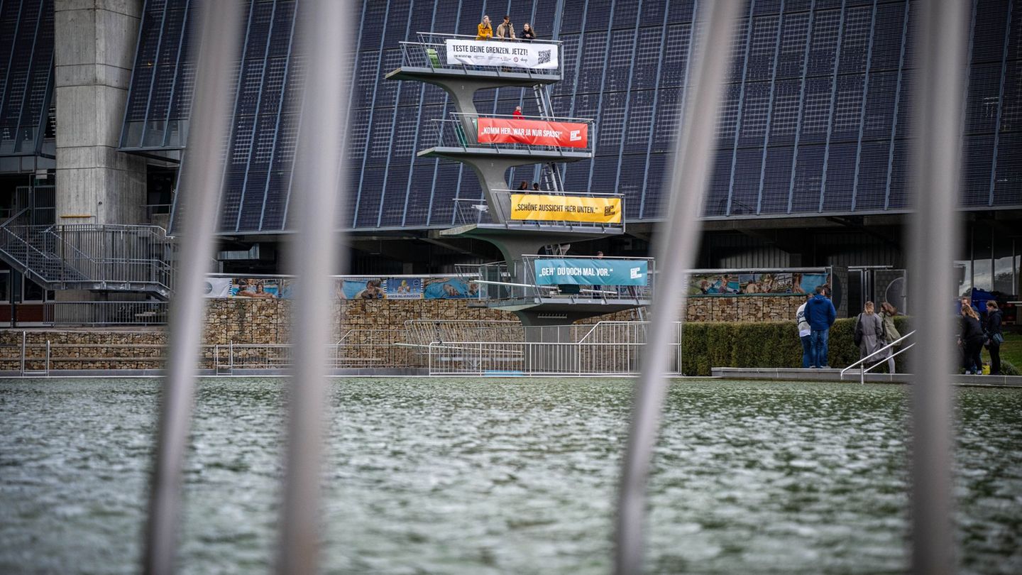 An Bremer Sportstätten wie dem Stadionbad hängen Plakate einer Kampagne gegen sexualisierte Gewalt. Foto: Sina Schuldt/dpa