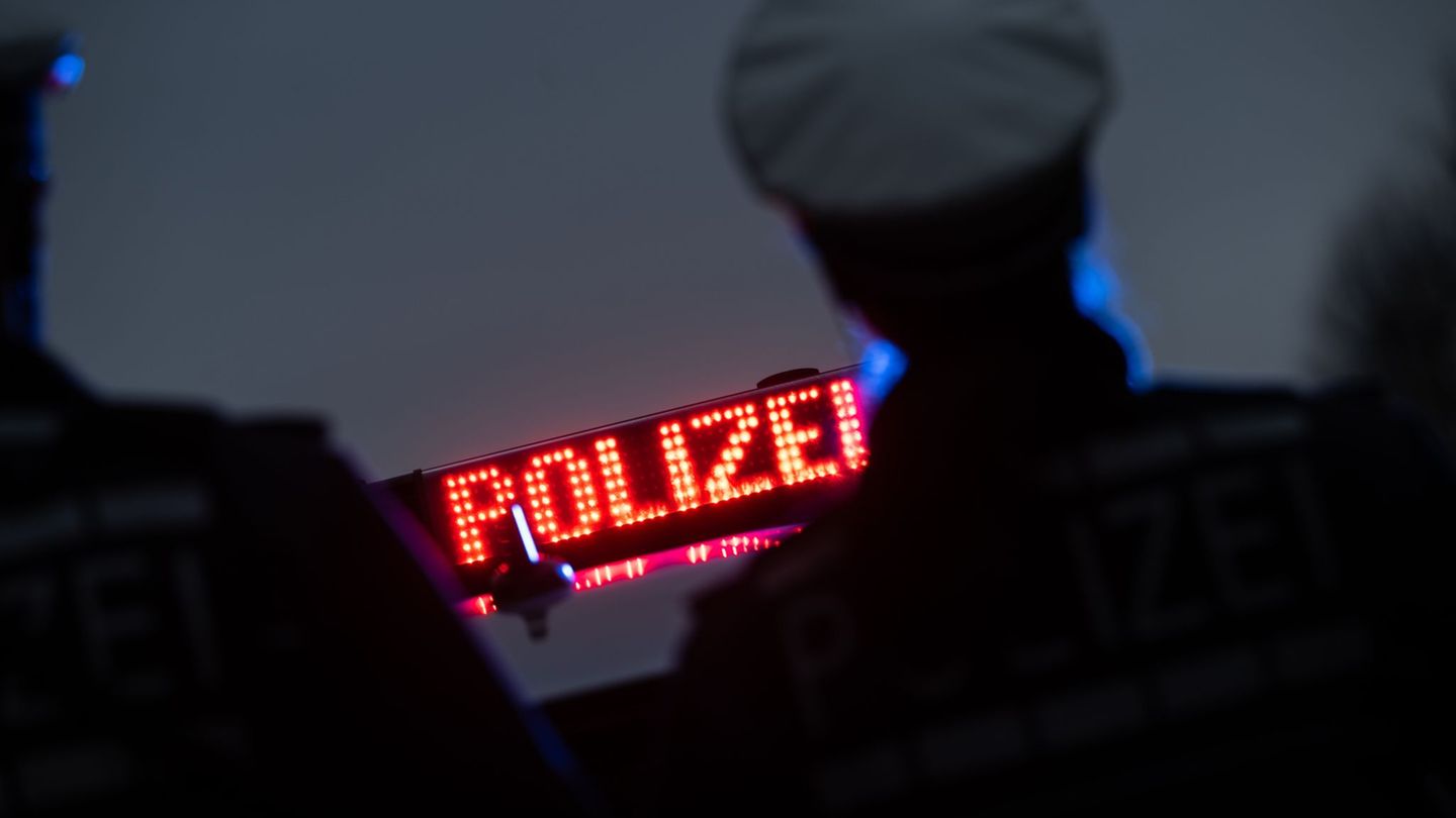 Die Beamten kontrollierten den augenscheinlich betrunkenen Mann. (Symbolbild) Foto: Marijan Murat/dpa