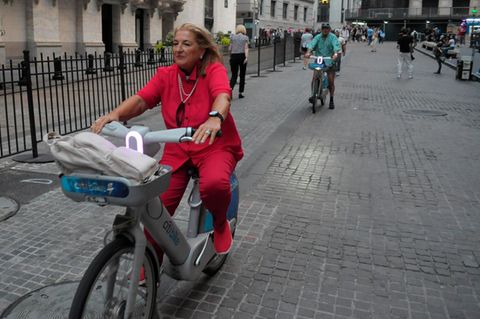 Radfahrerin vor der New Yorker Börse