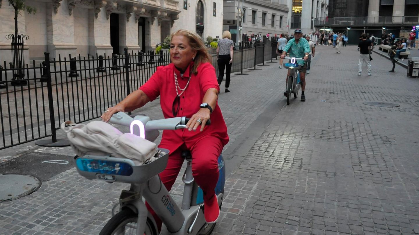 Radfahrerin vor der New Yorker Börse